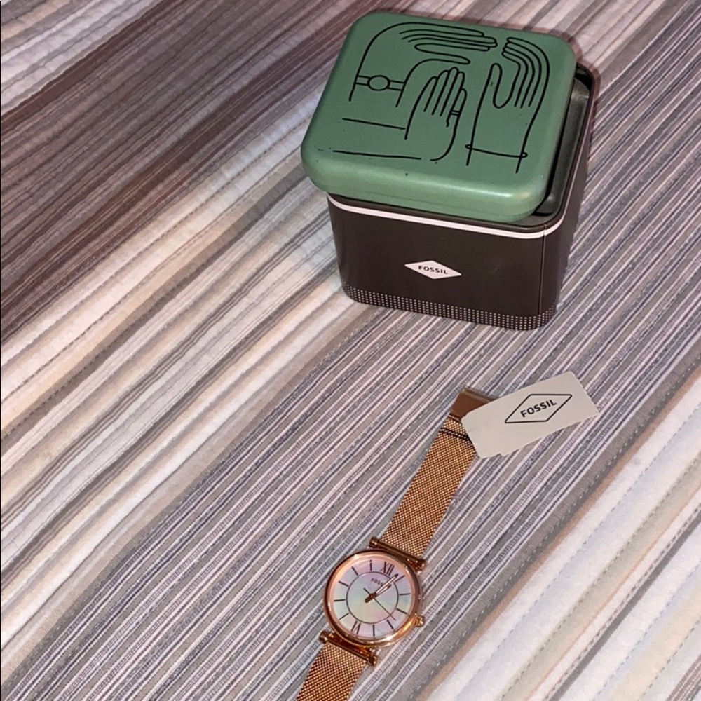 BRAND NEW FOSSIL WOMANS WATCH - Picture 3 of 4